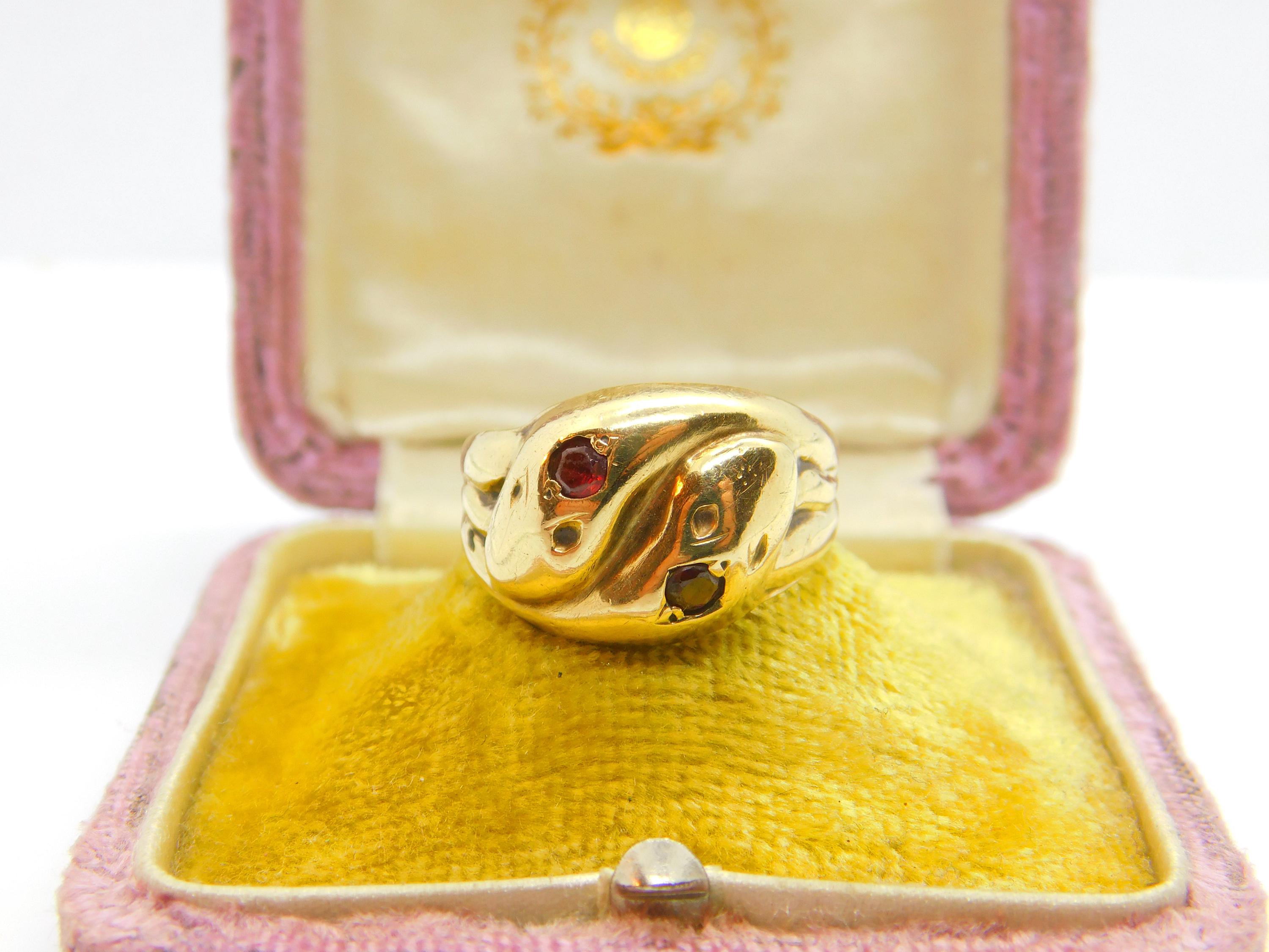 Bague serpent ou serpent croisé en or jaune carats et grenat de