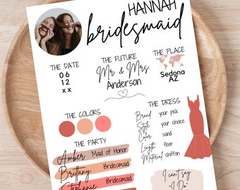 Puede incluir: Una tarjeta de propuesta de dama de honor imprimible con un esquema de color melocotón y coral. La tarjeta presenta una foto de dos mujeres, el texto "Hannah bridesmaid", y detalles sobre la boda, incluida la fecha, la ubicación y el código de vestimenta.
