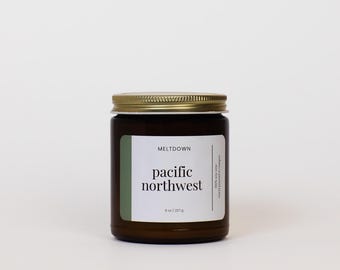 Vela Pacific Northwest de 227 g (8 oz) – Lluvia costera y aire siempre verde, vela de soja con musgo, cedro y eucalipto, aroma a bosque fresco.
