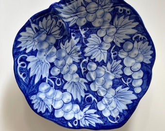 Piatto vintage in ceramica italiana con foglia di vite blu