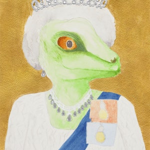 Puede incluir: Una pintura de acuarela de un lagarto verde con una corona, un collar y una banda. El lagarto lleva un vestido blanco y tiene un fondo dorado.