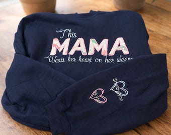 Maglione ricordo "Questa mamma indossa il suo cuore sulla manica", felpa ricamata, vestiti per neonati ricordo, completino ricordo per neonati, regalo per la festa della mamma