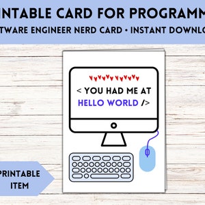 Op de afbeelding: Printbare kaart met een computermonitor, toetsenbord en muis. Het computerscherm toont de tekst "< YOU HAD ME AT HELLO WORLD />" met hartjes erboven.