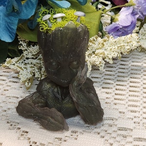 Groot Statue