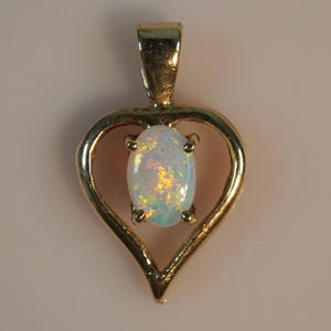 9ct opal heart shaped pendant