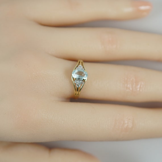 Stunning 9ct Gold Aquamarine & Diamond ring - image 7