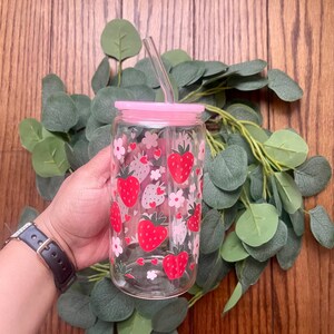Glass Cup/ 16 oz Cup/UV DTF Wrap Cup/ Iced Coffee/ Vasos de Vidrio/ Vasos Personalizados/ Strawberries/ pink lid/ clear glass cup/ fresas