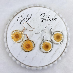 Lightweight Dangle Earrings Pressed Flower Design Resin Jewelry Handmade Gold Rim Botanical Accessory Comfortable Wear Everyday Fashion Nature Inspired Design Unique Gift Idea Real Dried Flowers Preserved Plants Hypoallergenic Hooks Nickel