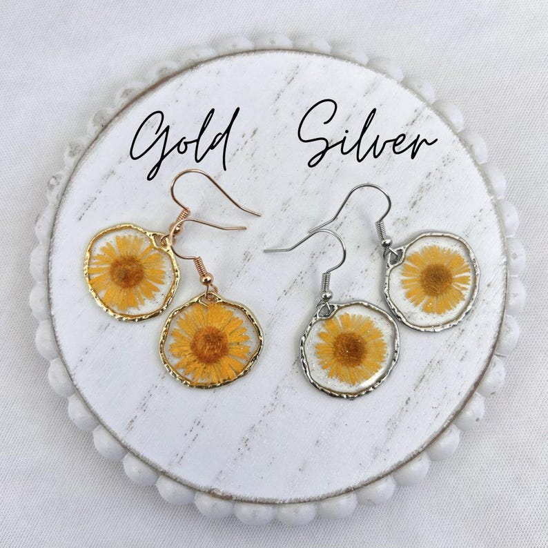 Lightweight Dangle Earrings Pressed Flower Design Resin Jewelry Handmade Gold Rim Botanical Accessory Comfortable Wear Everyday Fashion Nature Inspired Design Unique Gift Idea Real Dried Flowers Preserved Plants Hypoallergenic Hooks Nickel