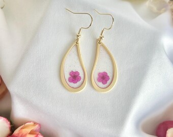 Pendientes de flor dorada, joyería de resina, diseño hecho a mano, inspirados en la naturaleza, pieza botánica, accesorio llamativo, acabado mate, colgante en forma de lágrima, ligeros
