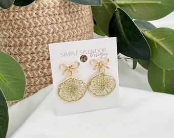 Pendientes de flores secas con lazo, joyería pequeña, regalo de encaje Queen Anne, accesorio inspirado en la naturaleza botánica, delicados pendientes con lazo floral, regalo para ella