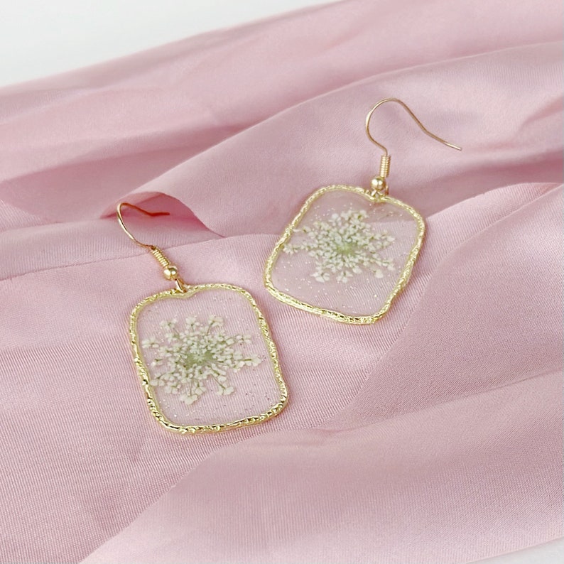Resin Pressed Flower Earrings - Gold Shell Queen Anne's Lace