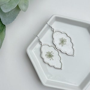 Queen Annes Lace Resin Earring Pressed Flower Earring Resin Hypoallergenic Hook Resin Jewelry Romantic Gift for Her Boho Gift for Mom