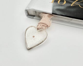 Marcapáginas de resina con forma de corazón y semillas de mostaza. Regalo cristiano para amantes de la Biblia. Versículo inspirador de Mateo 1720. Hecho a mano.
