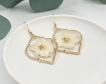Pendiente de delphinium blanco cremoso, pendiente colgante de flor, pendiente bohemio chic hecho a mano, joyería botánica, regalo minimalista para ella, pendiente elegante