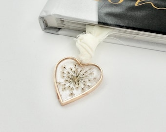 Marcapáginas de flores naturales con forma de corazón de resina, conmemorativo botánico, flor de nacimiento, estilo cottagecore, hecho a mano, marcapáginas floral personalizado, regalo para amantes de los libros, regalo nupcial