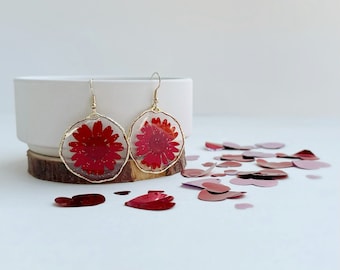 Pendientes de margarita roja con flores colgantes, joyería hecha a mano, pendientes de flores reales, regalos románticos para ella, pendientes de San Valentín, regalo del Día de Galentine.