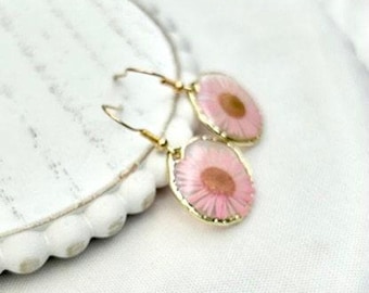 Pink Flower Earring Resin Jewelry Botanical Dangle Earring Lightweight Feminine Dried Floral Handmade Nature Inspired Delicate Gift for Her
