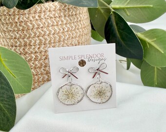 Pendientes de resina con forma de flor, diseño botánico, hechos a mano, con encaje de la reina Ana, flores secas, flores reales, hipoalergénicos, con lazo dorado.
