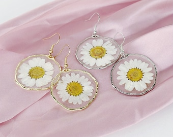 Pendientes de resina de margarita blanca: flores prensadas, hipoalergénicos, estilo bohemio.