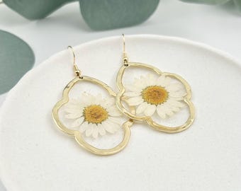 Pendiente de margarita blanca, pendiente colgante de flor, bohemio, elegante, hecho a mano, joyería botánica, regalo minimalista para ella, pendiente elegante y único