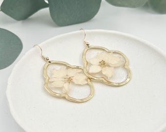 Pendiente de delphinium blanco cremoso, pendiente colgante de flor, pendiente bohemio chic hecho a mano, joyería botánica, regalo minimalista para ella, pendiente elegante