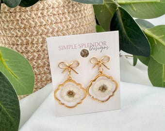 Pendiente de flor prensada con lazo, blanco, botánico, para boda, delicado, floral, elegante, joyería natural, regalo para dama de honor, lazo dorado.