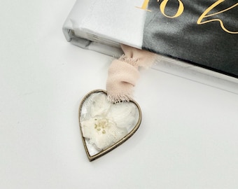 Marcapáginas de resina con flores prensadas, regalo personalizado para amantes de los libros, estilo botánico cottagecore, hecho a mano, con flores de nacimiento, regalo de boda.