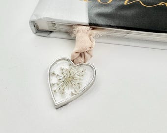 Marcapáginas de flores naturales con forma de corazón de resina, conmemorativo botánico, flor de nacimiento, estilo cottagecore, hecho a mano, marcapáginas floral personalizado, regalo para amantes de los libros, regalo nupcial