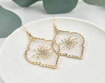 Pendientes de encaje de la Reina Ana: marco de mosaico dorado, joyería botánica