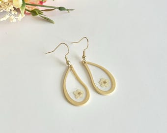 Pendientes de flor blanca con forma de lágrima de resina, diseño floral, ligeros, con diseño botánico, pieza llamativa, accesorio hecho a mano en oro.