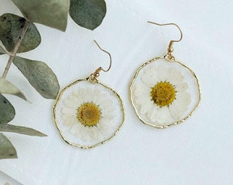 Daisy Resin Earring White Flower Jewelry Gift Botanical Design Boho Style Summer Fashion Lightweight Accessory Gold Frame Pressed Bloom