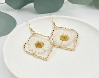 Pendientes de margaritas blancas: marco de mosaico dorado, joyería botánica