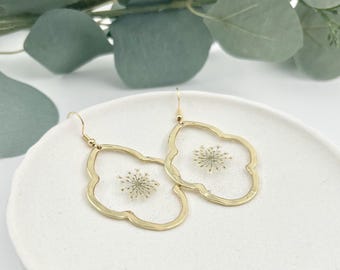 Pendiente de flor prensada, joyería botánica, diseño de resina, estilo minimalista, accesorio bohemio, pieza de boda inspirada en la naturaleza, declaración hecha a mano.