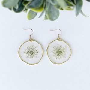 Pressed Flower Earring Resin Jewelry Queen Anne Lace Design Boho Style Circular Earring Gold Finish Silver Option Handmade Accessory