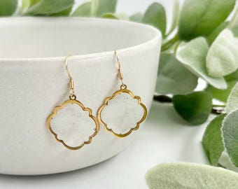 Pendientes de trébol de resina dorada: elegantes joyas florales colgantes