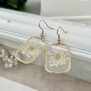 White Flower Earring Bridesmaid Gift Wedding Jewelry Resin Flower Gold Frame Nickel Free Lead Free Earring Botanical Gift for Her Handmade