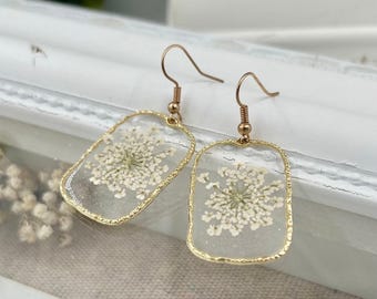 White Flower Earring Bridesmaid Gift Wedding Jewelry Resin Flower Gold Frame Nickel Free Lead Free Earring Botanical Gift for Her Handmade