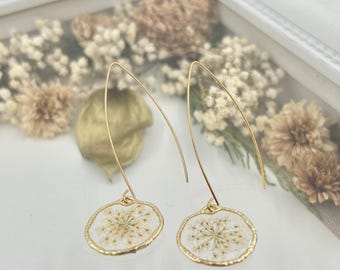 White Flower Earring Jewelry Wedding Accessory Bridal Set Bridesmaid Gift Dainty Gold Dangle Resin Wildflower Botanical Design Elegant Gift