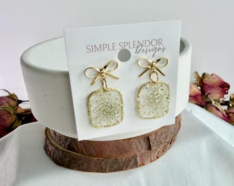 Pendientes de flores de resina con lazo • Pendientes de flores secas reales • Pendientes florales con lazo dorado • Delicadas joyas botánicas • Regalo de dama de honor para ella