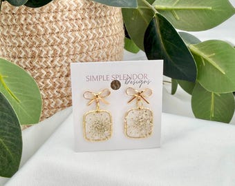 Pendiente de flor blanca con lazo dorado, joyería botánica seca, delicado accesorio inspirado en la naturaleza, pendientes de lazo con diseño rectangular, regalo de boda hecho a mano.