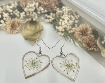 Pendientes de resina con encaje blanco de la Reina Ana para damas de honor, pendientes de flores con purpurina, gancho hipoalergénico, joyería para el día de la boda, regalo para dama de honor.