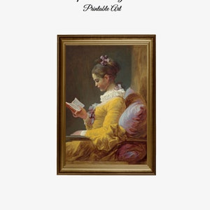 Puede incluir: Una pintura enmarcada de una mujer con un vestido amarillo sentada en una silla y leyendo un libro. Tiene una flor morada en el pelo.