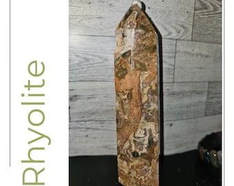 Torre de riolita melocotón/rojo con inclusiones de cuarzo y bolsillos Druzy