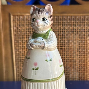 Vintage Hand Crafted Otagiri Musical Porcelain Cat Figurine Holding Fish with Floral Apron Collectable Made in Japan