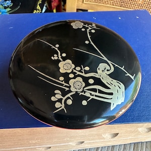 Contenitore per gingilli con stampa di fiori di ciliegio asiatico/orientale laccato nero vintage Made in Japan