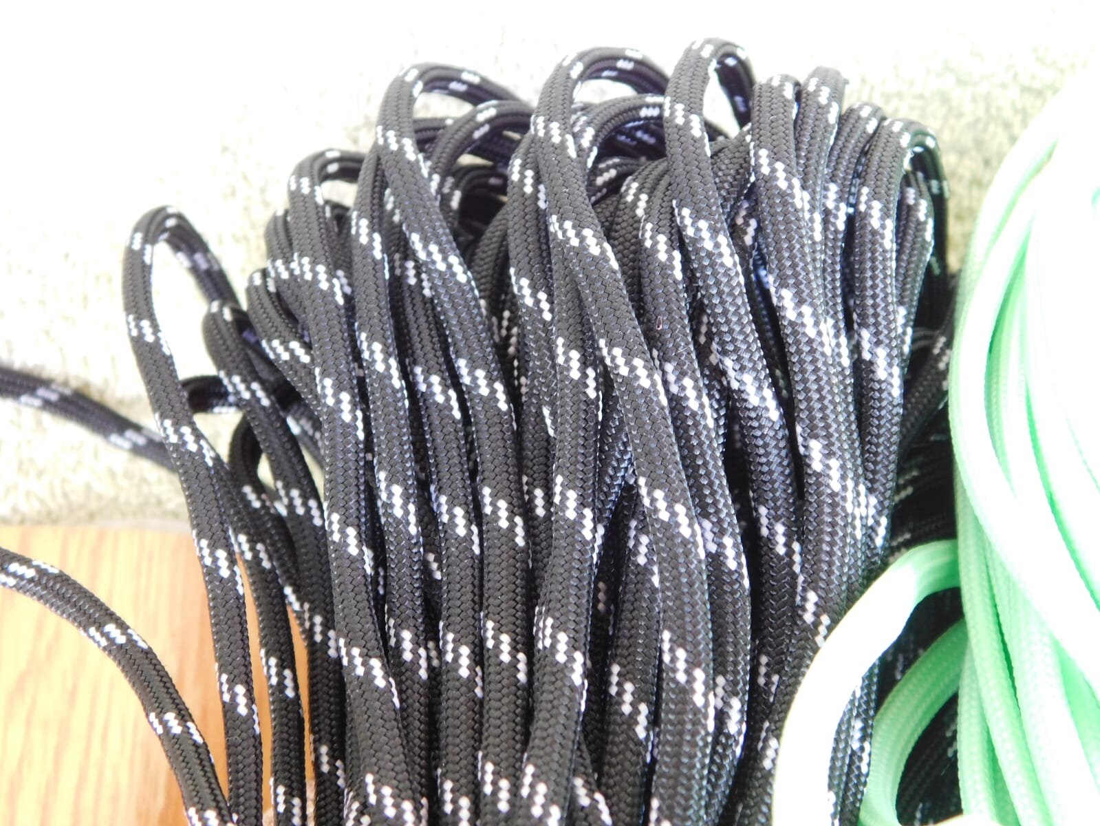Glow in the Dark Paracord 550 Paracord Black White Green