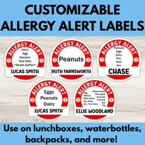 Può includere: Cinque etichette circolari bianche con bordi rossi e un simbolo a stella medica rossa. Ogni etichetta presenta il testo ALLERGY ALERT ed elenca specifici allergeni alimentari come Peanuts, Dairy ed Eggs, insieme a nomi come Lucas Smith e Chase.