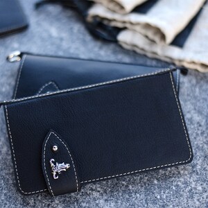 Cartera de mano de cuero negro hecha a mano para motociclistas, regalo para motociclistas, diseño de calavera, accesorios de cuero genuino, en una caja de regalo.