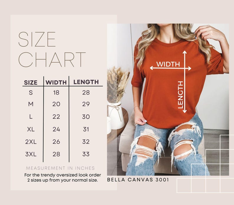 Pu&ograve; includere: Una tabella delle taglie per le t-shirt Bella Canvas 3001, con misure in pollici. La tabella elenca le taglie dalla S alla 3XL, con le corrispondenti misure di larghezza e lunghezza. L'immagine mostra anche una persona che indossa una t-shirt color ruggine e jeans strappati.